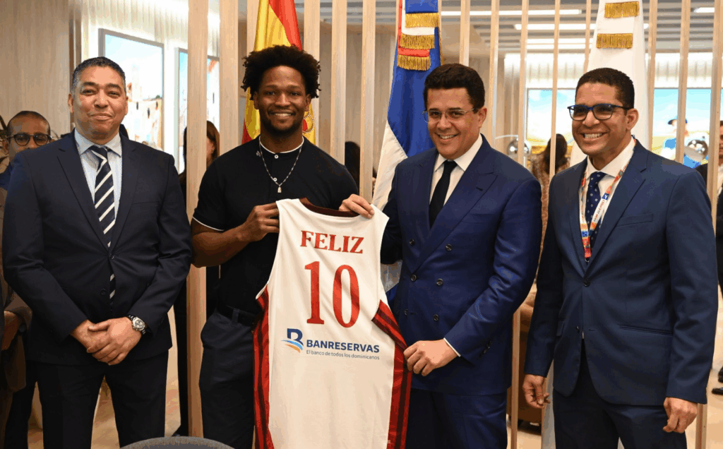 De izquierda a derecha, Junio Páez Atez, vicepresidente de FEDOMBAL; Andrés Feliz, jugador selección nacional de baloncesto; David Collado, ministro de Turismo; y Rafael Uribe, presidente FEDOMBAL. (Crédito: Prensa FEDOMBAL)