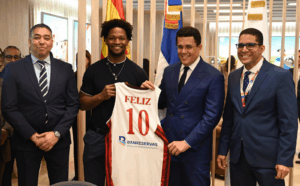 Ministro David Collado recibe camiseta del jugador Andrés Feliz en FITUR Madrid 2026