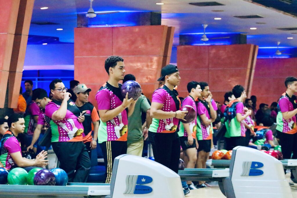 Atletas en competencia del torneo de boliche auspiciado por INEFI. (Crédito: Prensa INEFI)