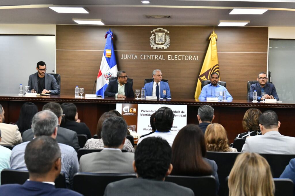 Mesa técnica de la Junta Central Electoral, que socializaron con las entidades financieras sobre la nueva cédula de identidad y cédula de identidad y electoral. (Crédito: Prensa JCE)