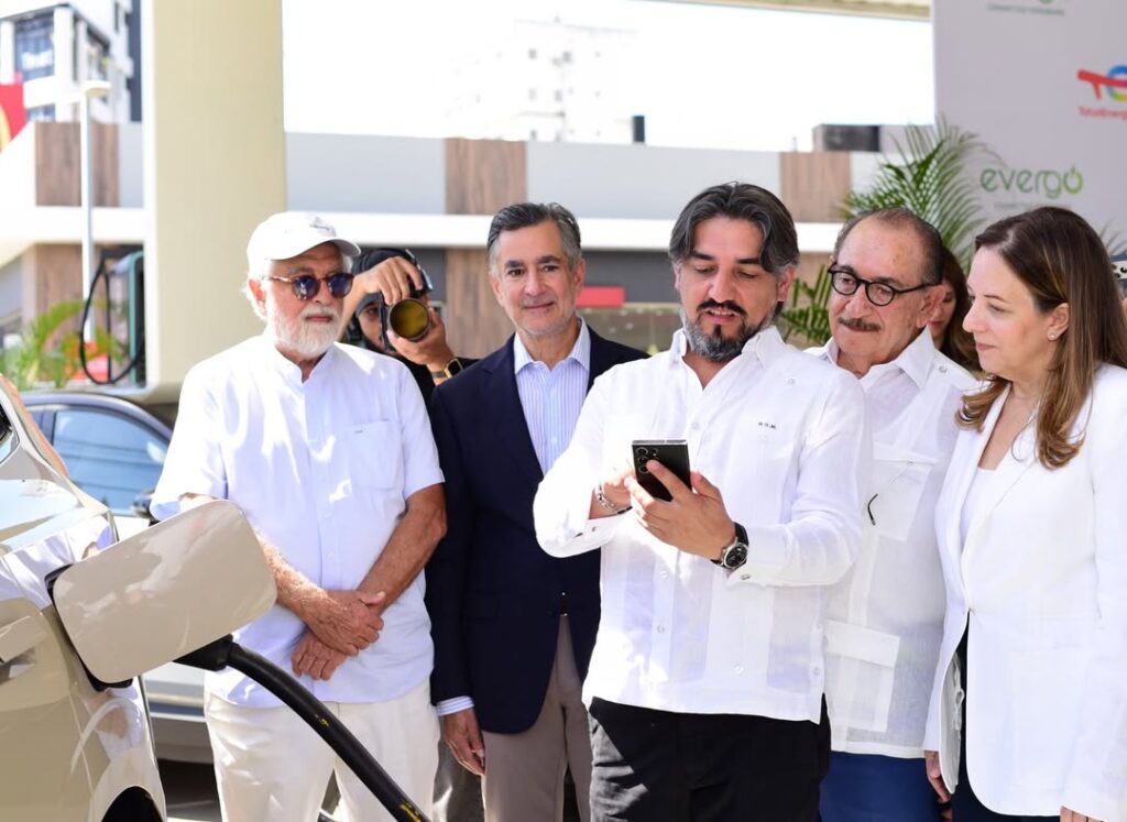 Empresarios de Evergó y TotalEnergies, durante la presentación del nuevo puesto de carga rápida para vehículos eléctricos. (Crédito: Prensa EVERGÓ)