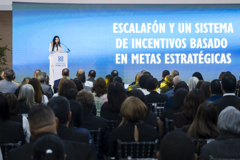 Yeni Berenice, Procuradora General mientras realiza su ponencia ante los presentes. (Crédito: Prensa Ministerio Público)