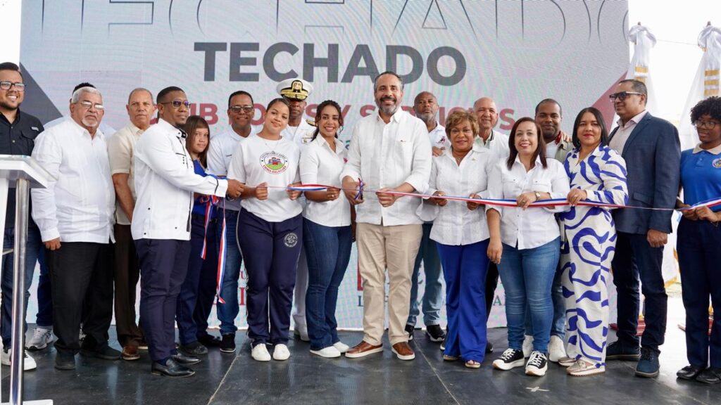 Alberto Rodríguez, director de INEFI y Betty Gerónimo, alcaldesa de Santo Domingo Norte, en el corte de cinta junto a distintas personalidades de dicha comunidad. (Crédito: Prensa INEFI)
