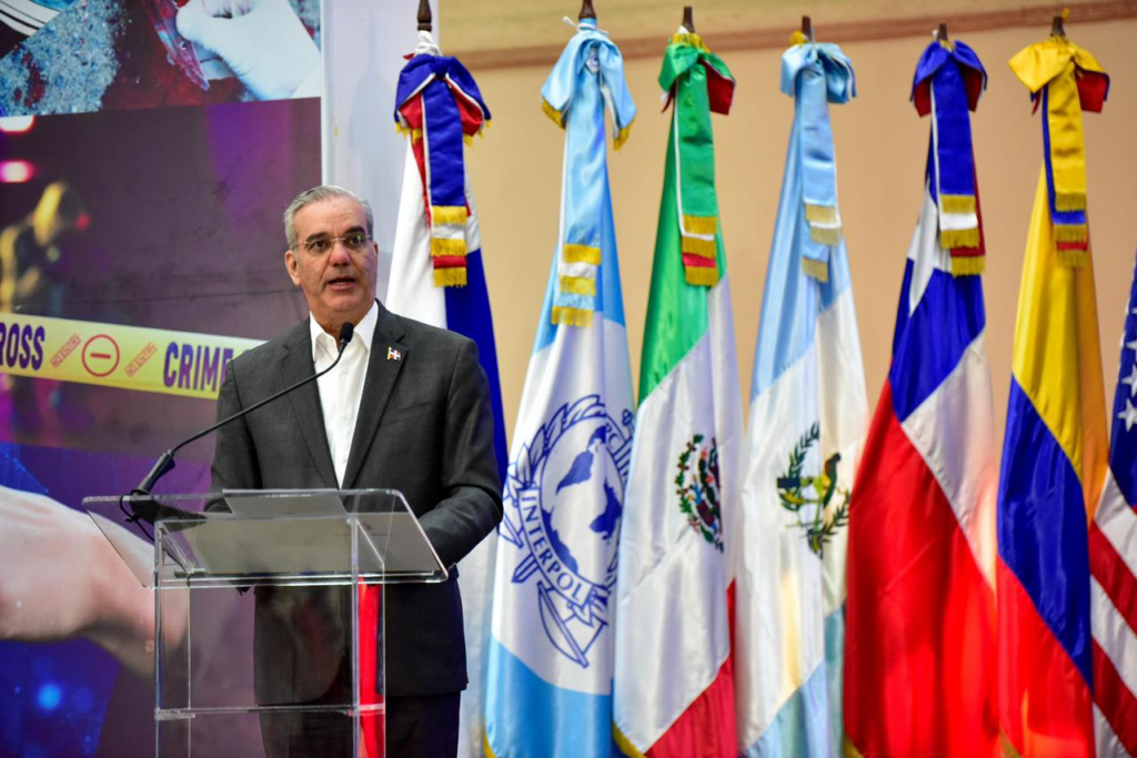 Presidente de la República, Luis Abinader, mientras hacía uso de la palabra en la apertura del Simposio. (Crédito: Prensa Policía Nacional)