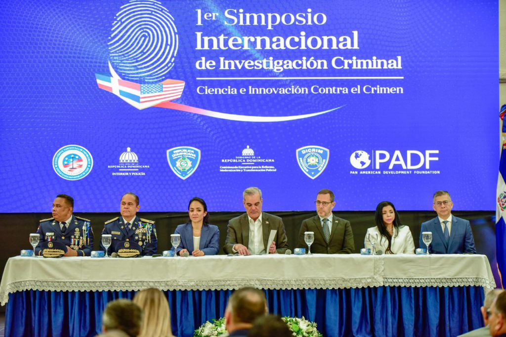 Mesa principal del I Simposio Internacional de Investigación Criminal. (Crédito: Prensa Policía Nacional)