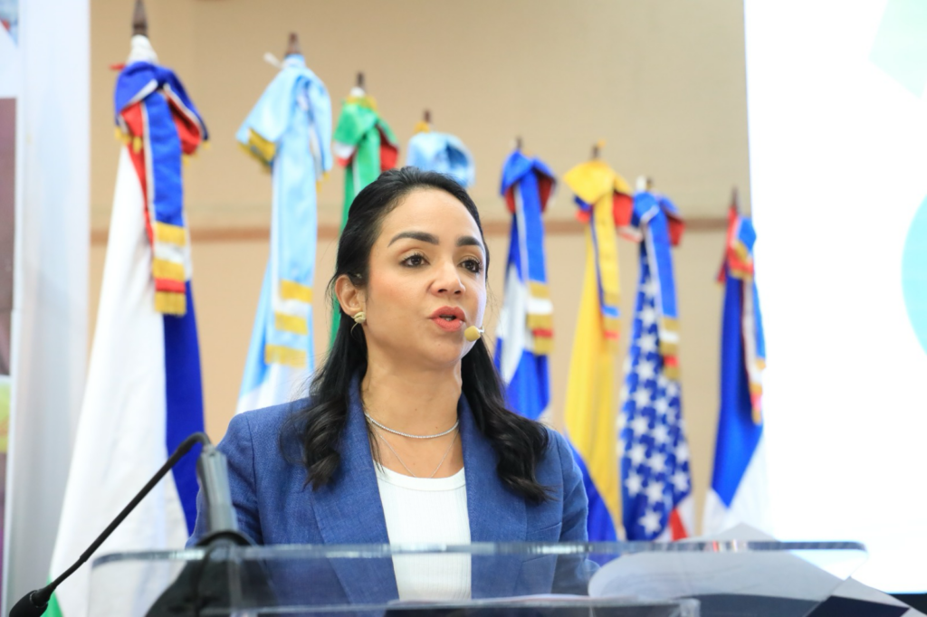 Ministra del Ministerio de Interior y Policía, Faride Raful, durante su presentación en la actividad. (Crédito: Prensa Policía Nacional)