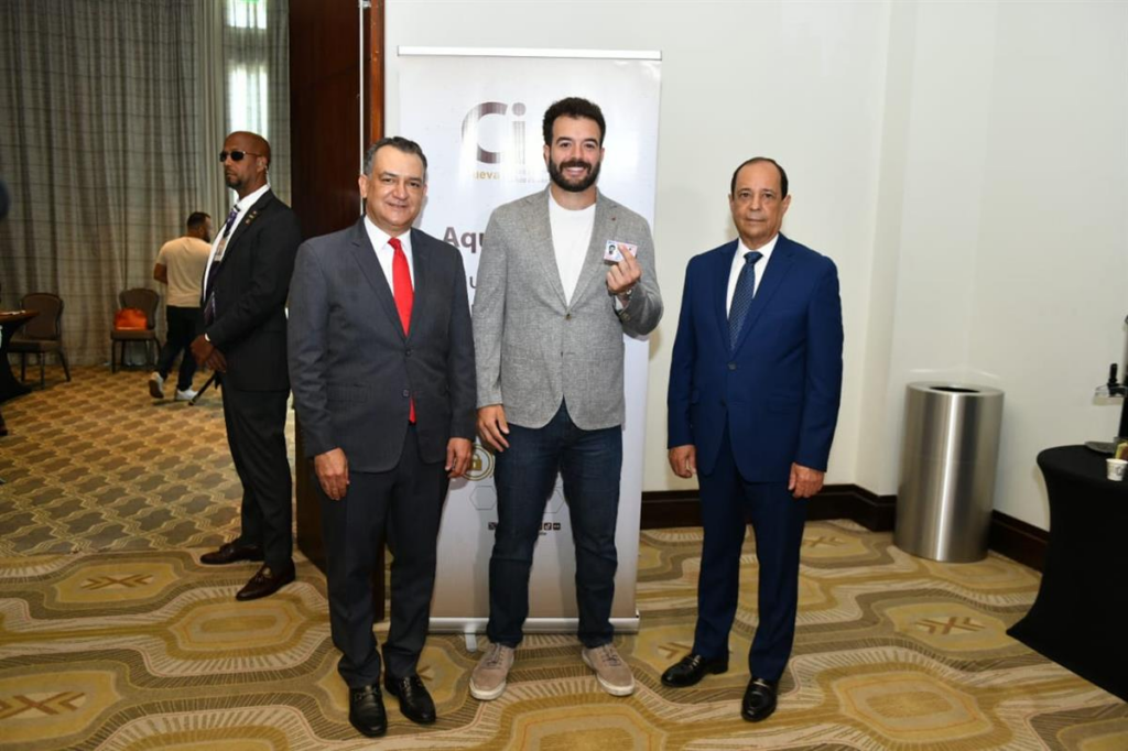 Autin Wells, receptor del equipo dominicano, al momento de recibir su documento de identidad y electoral, junto al presidente de la JCE, Román Jaquez y el miembro, Rafael Vallejo. (Crédito: Prensa JCE)