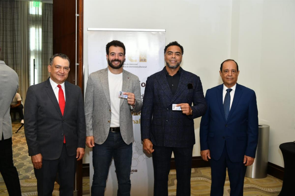 Román Jaquez y Rafael Vallejo, presidente y miembro titular de la JCE, respectivamente, junto a Austin Wells y Nelson Cruz, miembros de la Selección Dominicana para el Clásico Mundial de Béisbol 2026. (Crédito: Prensa JCE)