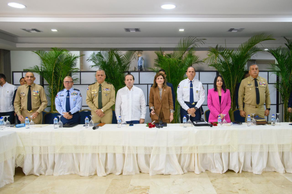 La mesa de honor del acto, liderada por la vicepresidenta de la República, Raquel Peña, acompañada de distintas autoridades gubernamentales y oficiales. (Crédito: Prensa Policía Nacional)