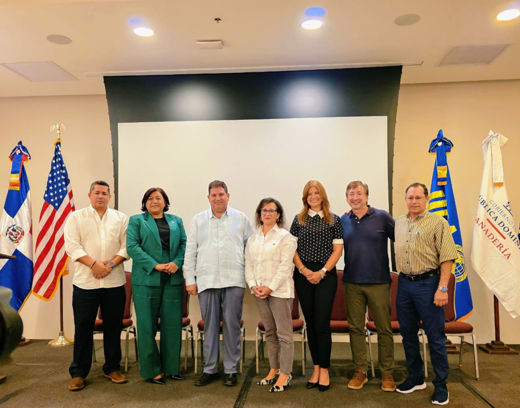 Autoridades de la ganadería nacional e internacional, que se dieron cita al inicio de la capacitación ante brote de Peste Porcina Africana. (Crédito: Prensa DIGEGA)