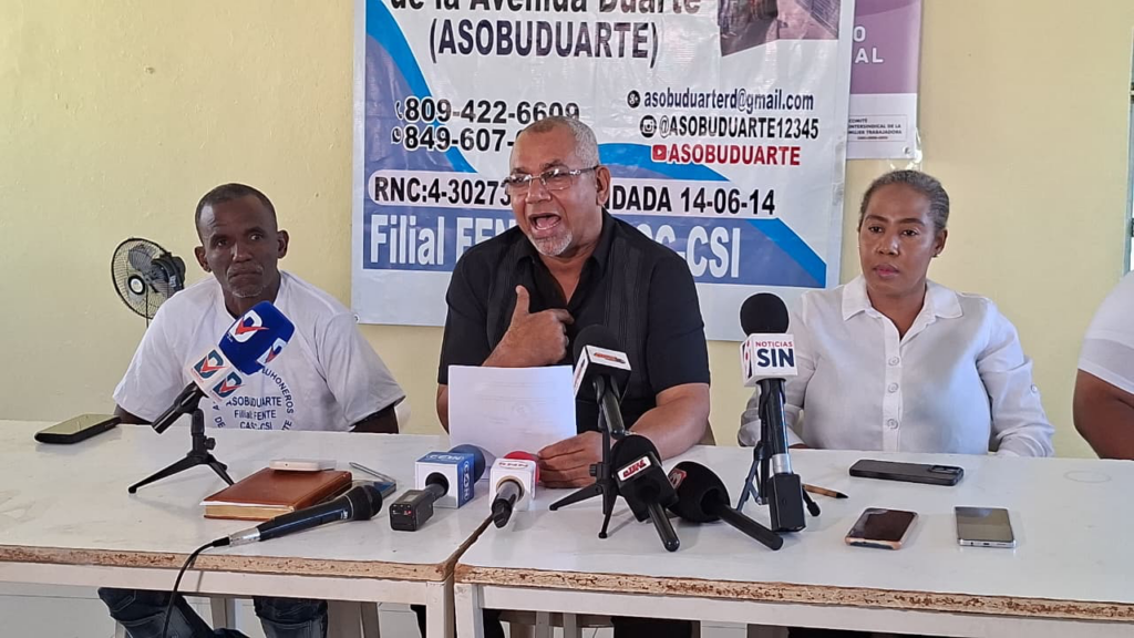 Tomas Chery Morel, presidente FENTEP CASC en el centro, Sandy Encarcanación, presidente de ASOBUDUARTE y un miembro de los buhoneros de la avenidad Duarte. (Crédito: Noticias a Diario SD / Richard Bazil)
