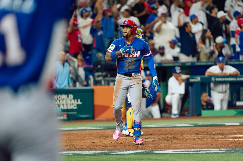 Ketel Marte al conectar cuadrangular en el partido frente a Venezuela en la fase de grupos del Clásico Mundial de Béisbol 2026. (Crédito: Prensa FEDOM)