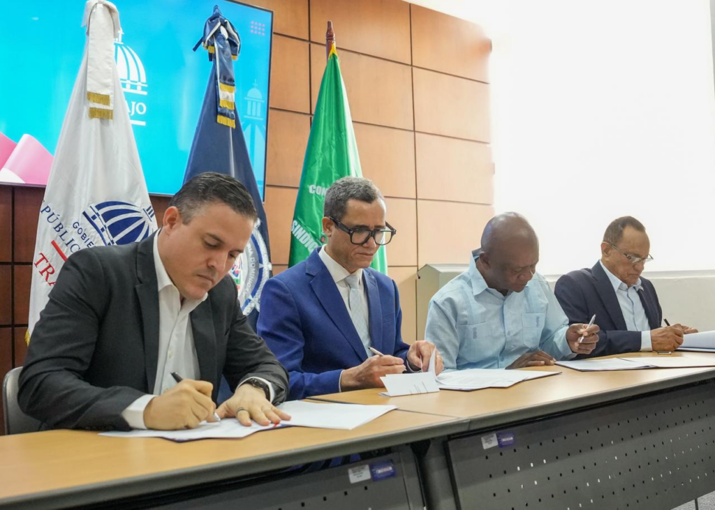 Firma del convenio entre la Autoridad Portuaria Dominicana y el sindicato de trabajadores de dicha institución Estatal. (Crédito: Prensa APORDOM)