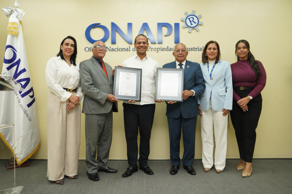 Salvador Ramos, director general del ONAPI, recibe la certificación ISO, en un acto celebrado en la sede del organismo. (Crédito: Prensa ONAPI)