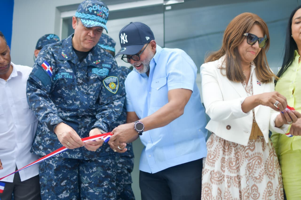 Ángel de la Cruz, director del Desarrollo Provincial, en el corte de cinta en la inauguración de la nueva estación de la Policía Nacional en Sánchez Ramírez. (Crédito: Prensa Policía Nacional)