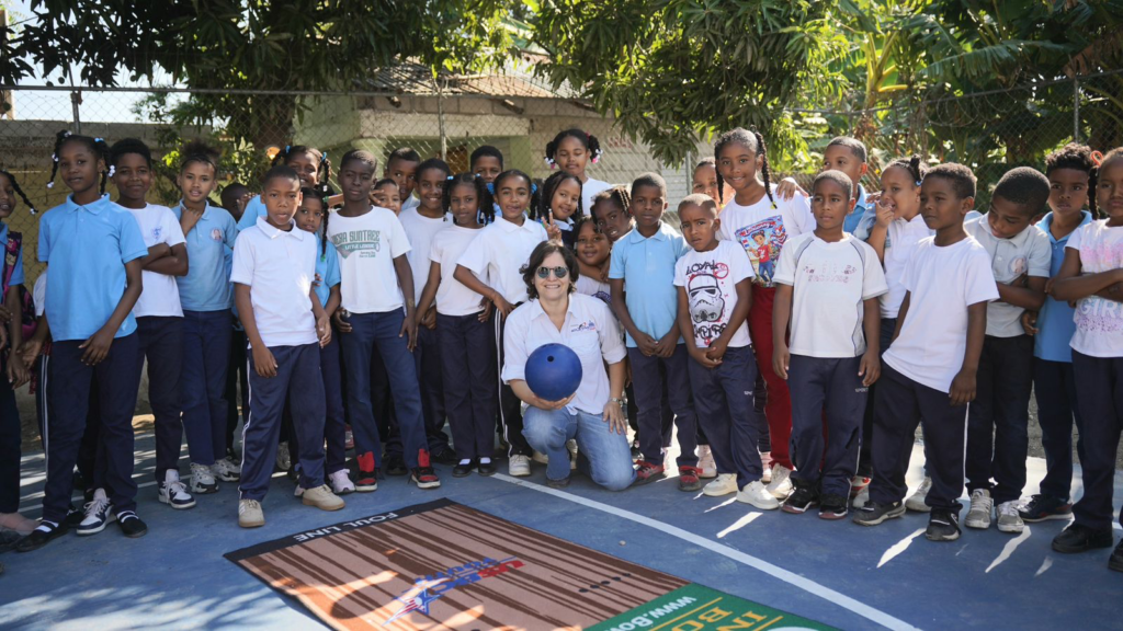 Aumi Guerra, atleta de boliche de la selección dominicana y miembro de Atletas con el INEFI, comparte con los estudiantes del Centro Educativo Lidia María Beltré Reyes Montserrat. (Crédito: Prensa INEFI)