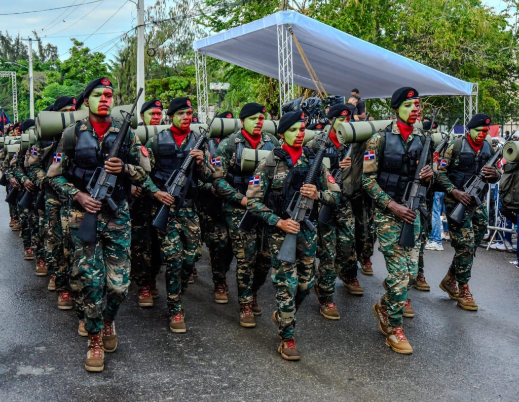Militares de las Fuerzas Armadas en uno de los desfiles del 30 de marzo. (Crédito: Armada de la República Dominicana)