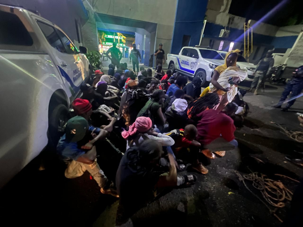 Haitianos detenidos por el DINTEL en Baní. (Crédito: Prensa Policía Nacional)