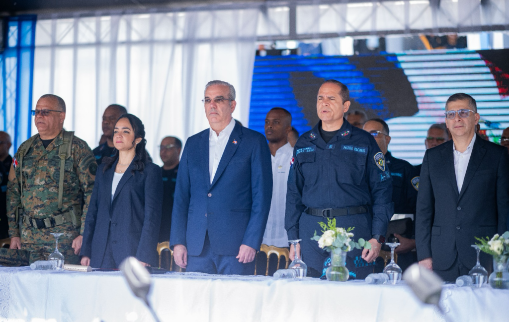 Presidente de la República, Luis Abinader, liderando el lanzamiento del operativo de la Policía Nacional, junto a diversos incumbentes del orden público. (Crédito: Prensa Policía Nacional)