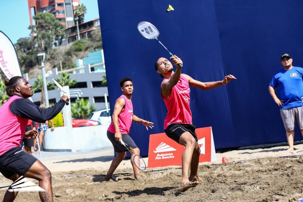 Parte de la selección dominicana en uno de los partidos de Air Bádminton. (Crédito: Prensa FEDOBAD)