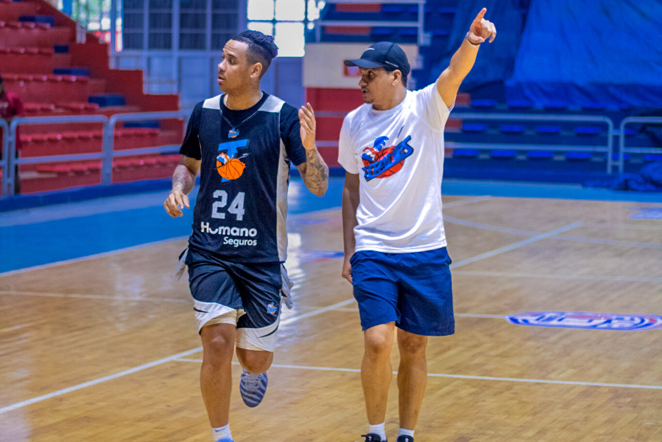 Randy Bautista y el dirigente, Eddy García, en el Polideportivo de San Cristóbal. (Crédito: Prensa Titanes del Sur / Penélope Sierra)