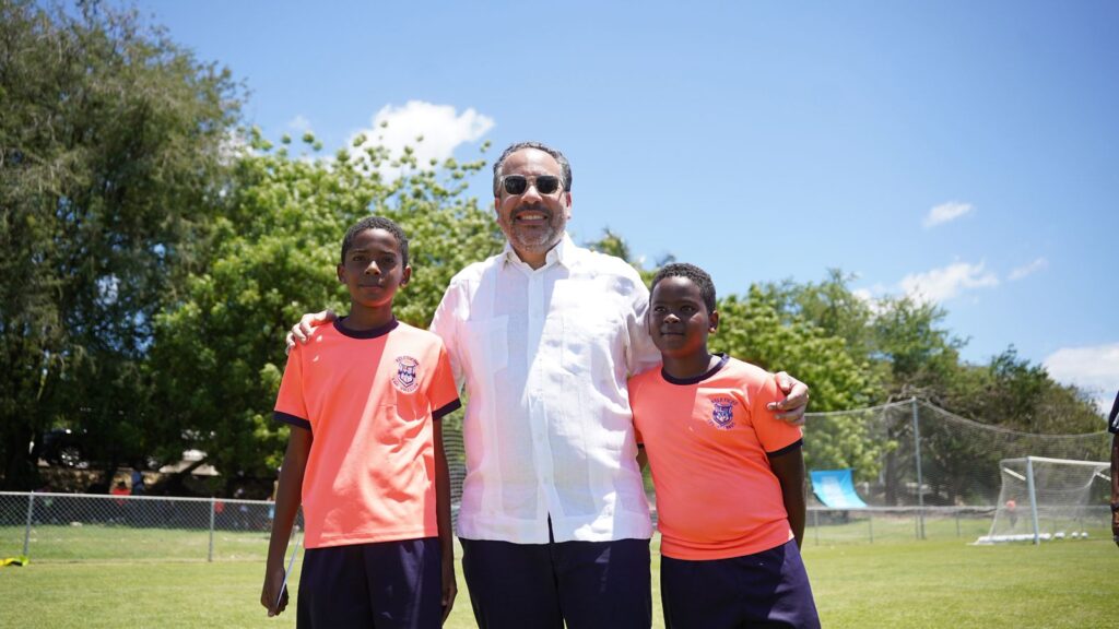 Alberto Rodríguez, director ejecutivo de INEFI, junto a dos jóvenes futbolistas. (Crédito: Prensa INEFI)