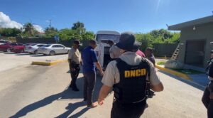 DNCD detiene chofer y cobrador autobus con paquetes presunta marihuana