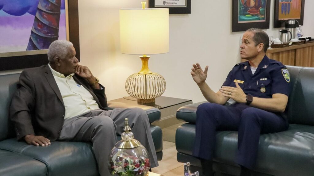 Manuel María Mercedes y el mayor general de la Policía Nacional, Andrés Modesto Cruz Cruz, presidente de los Derechos Humanos y director de la fuerza del orden, mientras conversaban en sede de la Policía. (Crédito: Prensa PN)
