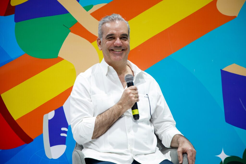 Presidente Luis Abinader mientras conversaba con los presentes en la Feria Regional del Libro y la Cultura en Santiago. (Crédito: Prensa Presidencia)