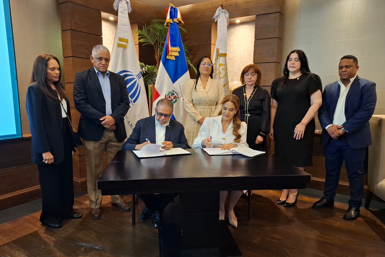 Modesto Guzmán y Michelle Ortiz, director general de Desarrollo de la Comunidad y presidenta de la Asociación Dominicana de Mujeres Empresarias, respectivamente, al momento de la firma del acuerdo. (Crédito: Prensa DGDC)