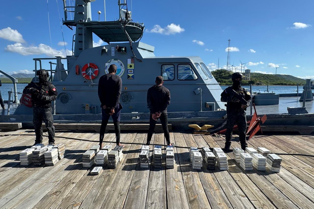 Presuntos narcotraficantes atrapados por la fuerza militar dominicana. (Crédito: Prensa DNCD)