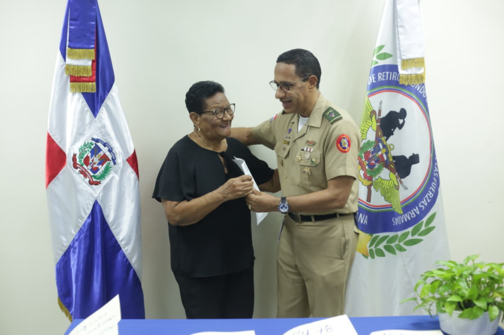 Momento en que se entrega parte de la pensión a uno de los presentes en la actividad realizada este jueves. (Crédito: Prensa MIDE)