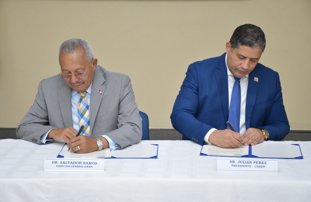 Momento de la firma del convenio entre ONAPI y el CESDN. (Crédito: Prensa ONAPI)