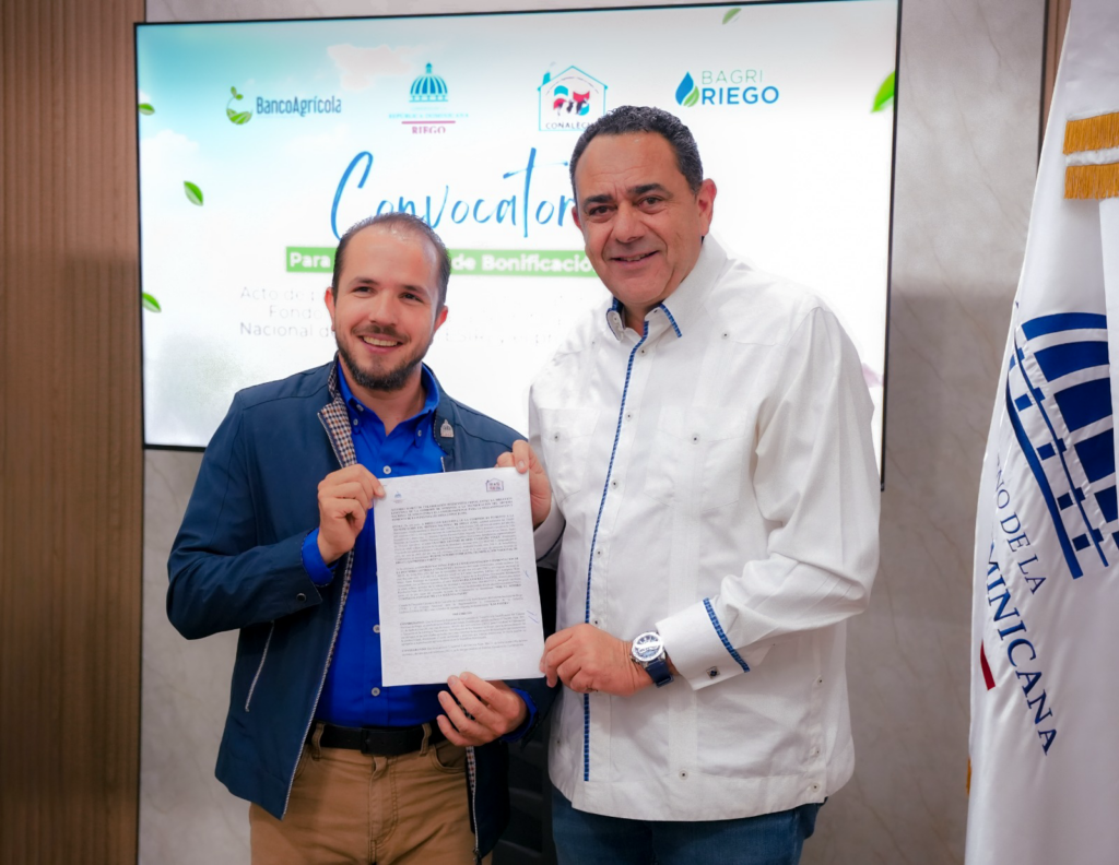 Claudio Caamaño, director de Tecnificación Nacional de Riego (TNR) y Sánchez Falette, director de CONALECHE. (Crédito: Prensa CONALECHE)
