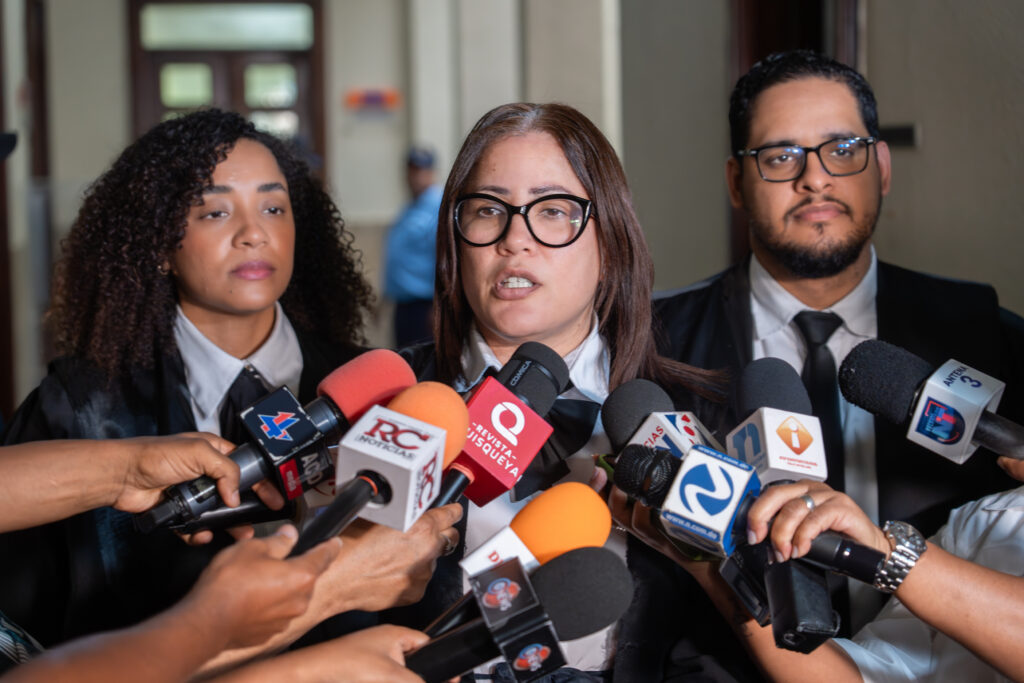 Procuradora de corte Lewina Tavárez Gil, junto a varios de sus colegas. (Crédito: Prensa Procuraduría General)
