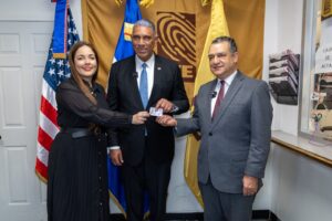 JCE entrega primera nueva cédula en el exterior a embajadora de RD ante EE. UU.