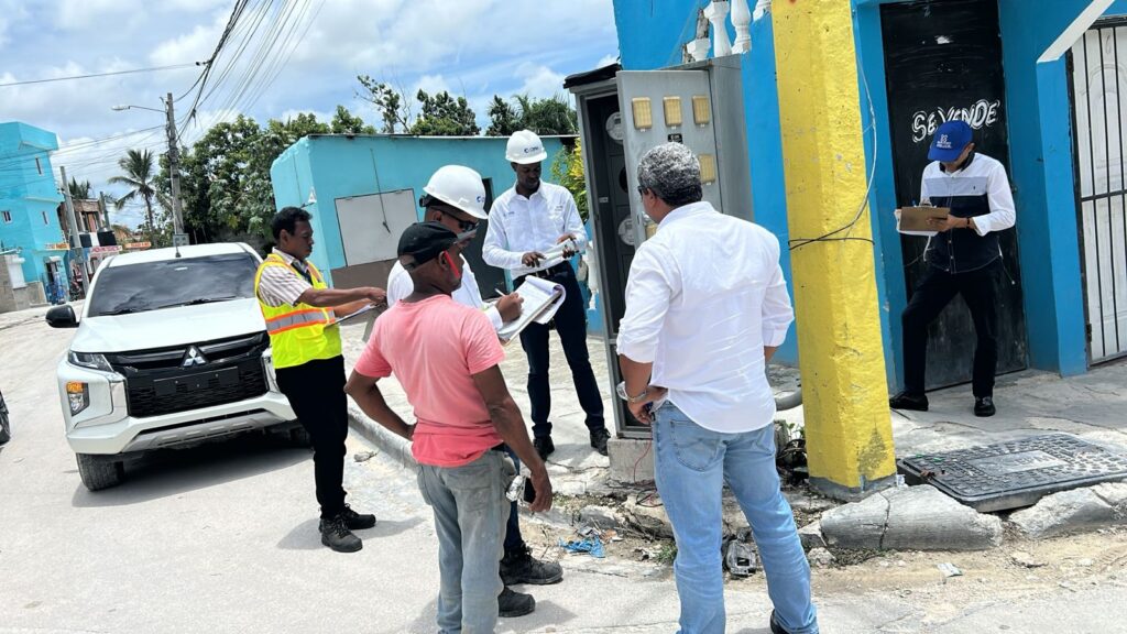 Miembros de la Procuraduría General del Sistema Eléctrico junto a los de Superintendencia de Electricidad. (Crédito: Prensa PGR)