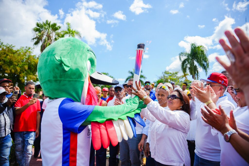 Ana María Castillo, gobernadora de San Juan de la Maguana, durante el recorrido de la antorcha de los Juegos Centroamericanos y del Caribe 2026 por la ciudad de San Juan de la Maguana. (Crédito: Prensa JCC 2026)