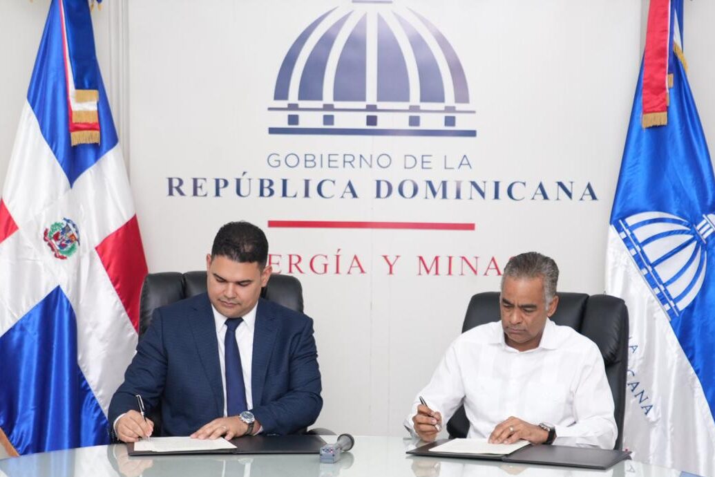 Autoridades de ambas instituciones tras la articulación del esquema de trabajo conjunto. (Crédito: Prensa Ministerio de Energía y Minas)