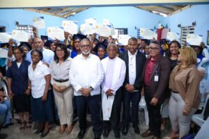 Desarrollo de la Comunidad impulsa el emprendimiento local; gradúa decenas de mujeres en San Cristóbal
