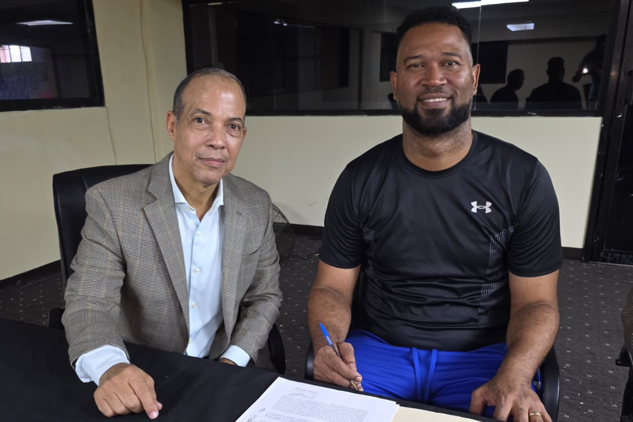 Agustín Espinosa, gerente general del Club San Carlos, y Yoel Feliz, dirigente de la franquicia capitalina para el TBS 2026. (Crédito: Prensa Club San Carlos)