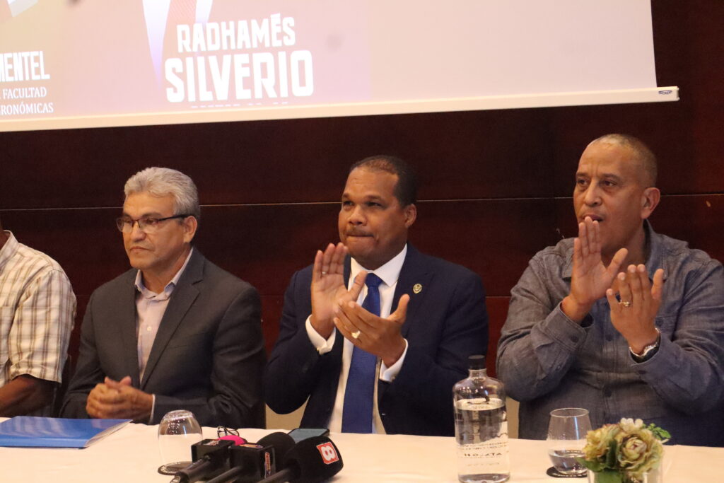 Maestro Radhames Silverio en el centro, junto al también maestro, Ángel Pimentel, a su derecha. (Crédito: Richard Bazil / Noticias a Diario SD)