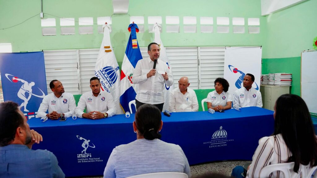 Alberto Rodríguez Mella, director ejecutivo de INEFI, mientras se dirigía a los presentes en la actividad escolar. (Crédito: Prensa INEFI)