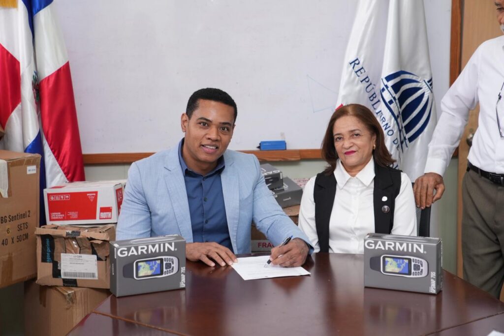 El viceministro Gaddis Corporán y la directora de la Escuela de Microbiología y Parasitología de la UASD, Ramona Hernández Tolentino, formalizaron la firma para la entrega y recepción de los equipos. (Crédito: Prensa Energía y Minas)