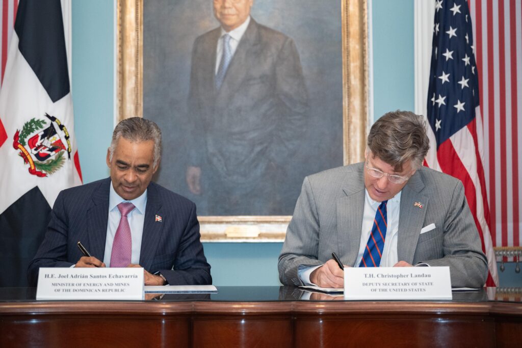 Joel Santos Echavarría, ministro de Energía y Minas de República Dominicana, y Christoher Landau, subsecretario de estado de Estados Unidos, durante la firma del memorando. (Crédito: Prensa Energía y Minas)
