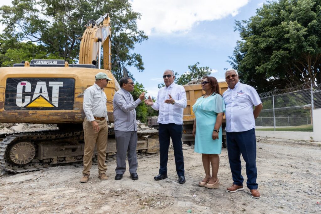 Ministro Bautista junto a autoridades del Jardín Botánico de San Juan de la Maguana y de Santo Domingo. (Crédito: Prensa Presidencia)