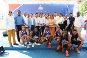 Ministro Cruz inicia construcción del techado multiuso de Matanzas, Peravia