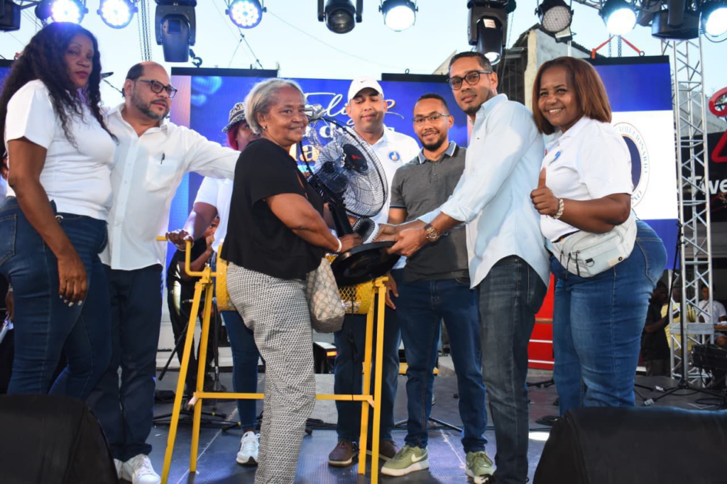 Vicealcalde del distrito municipal de San Luis en Santo Domingo Este, junto a miembros de la comunidad durante la actividad a las Madres. (Crédito: Suministrada)