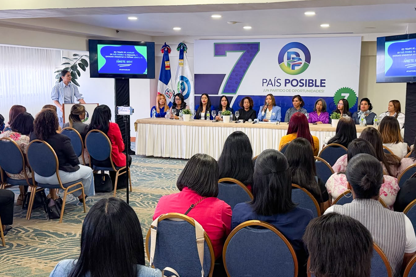 Mesa principal del Partido País Posible, dirigida por Maximiliana Manzueta en la mañana de este miércoles. (Crédito: Prensa PPP)