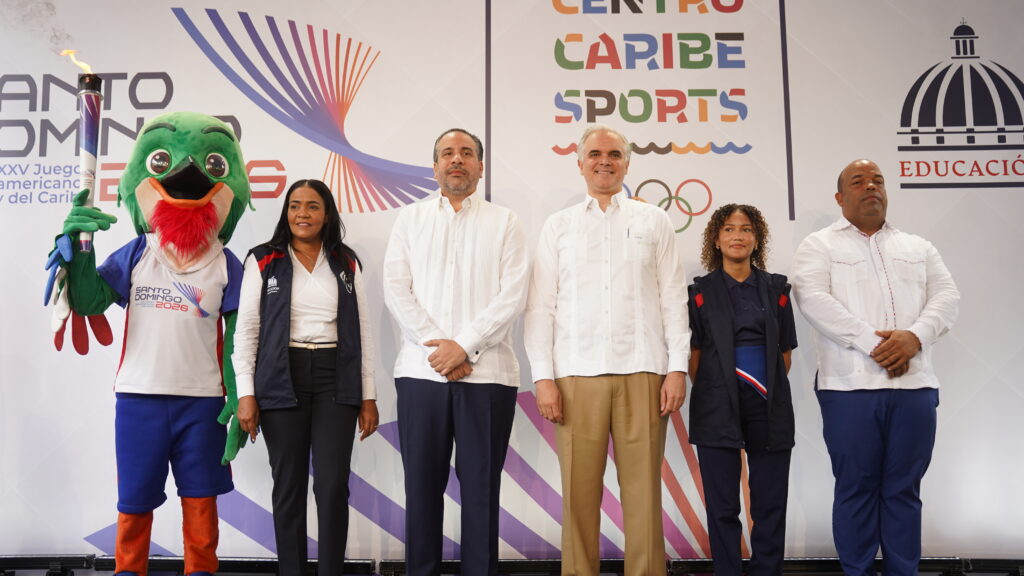 Luis Miguel De Camps, ministro de Educación y Alberto Rodríguez Mella, director del INEFI, durante el acto de la Antorcha de los Juegos Santo Domingo. (Crédito: Prensa INEFI)